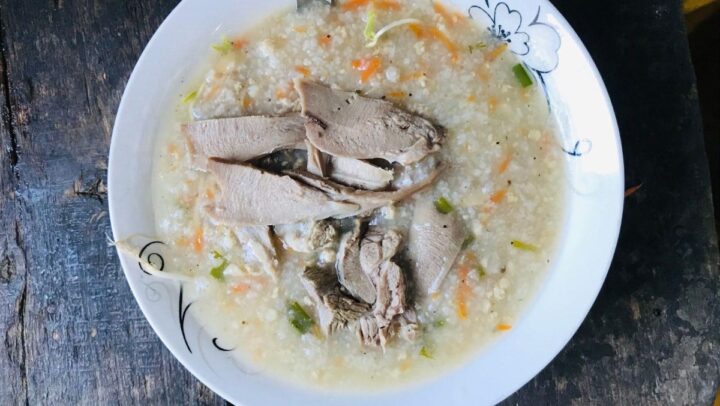 Cháo lưỡi heo đang được nấu trên bếp
