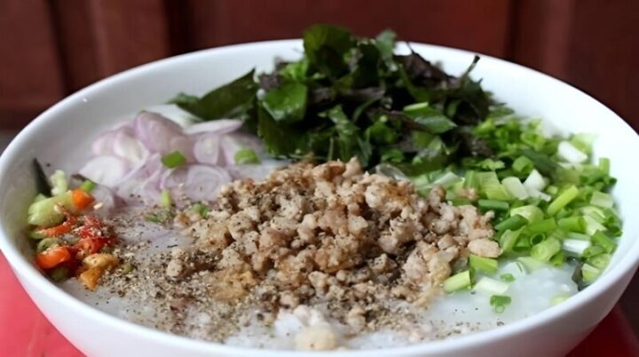 Cháo thịt bằm tía tô nóng hổi, bổ dưỡng giúp người bệnh nhanh chóng phục hồi sức khỏe