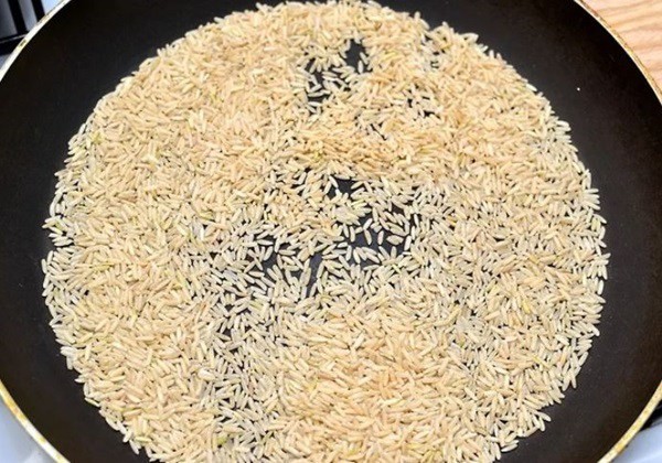 Gạo rang thơm hơi ngả vàng