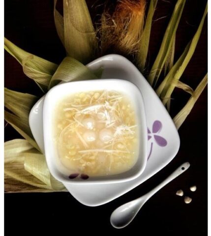 Bắp nếp non tươi ngon đã được bào hạt sẵn sàng cho món chè bắp dừa non