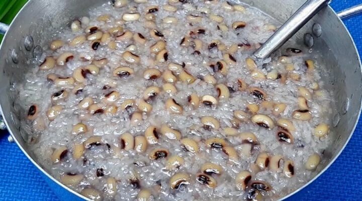 Hình ảnh bát chè đậu trắng nếp sánh mịn, thơm lừng, là một trong những cách nấu chè đậu trắng truyền thống