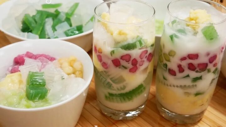 Sự kết hợp giữa sương sáo mềm dẻo, nước cốt dừa ngọt thơm và hạt lựu giòn sần sật tạo nên một món tráng miệng thơm ngon
