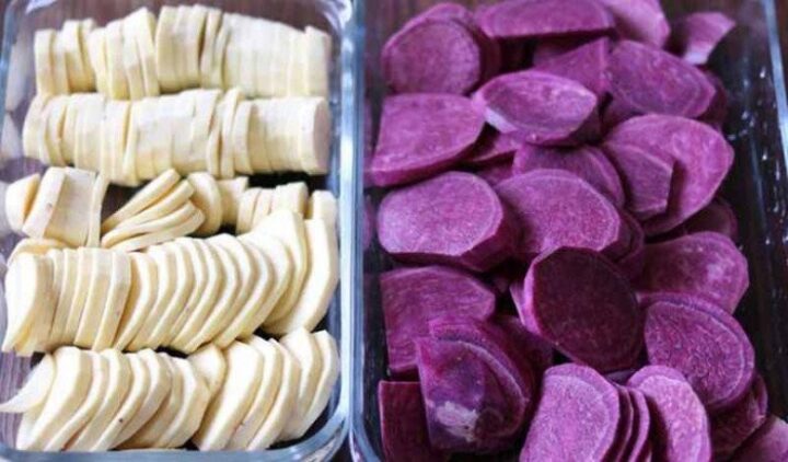 Các loại khoai lang và khoai môn đã gọt vỏ, thái miếng chuẩn bị hấp làm chè khoai dẻo