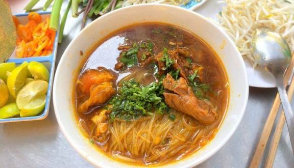 Tô hủ tiếu bò kho miền Nam nóng hổi với thịt bò, cà rốt và rau thơm, minh họa hướng dẫn cách nấu hủ tiếu bò kho