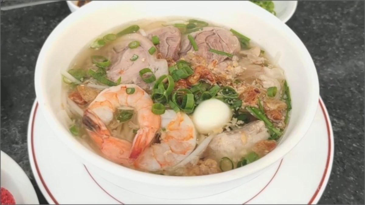Tô hủ tiếu Nam Vang Campuchia đầy đặn với nước dùng trong và topping phong phú