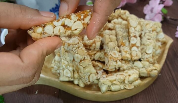 Đĩa kẹo lạc đường trắng thơm ngon, giòn rụm, bùi béo hấp dẫn