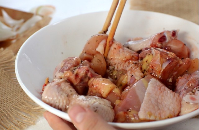 Thịt gà má đùi đã chặt miếng và ướp gia vị chuẩn bị nấu lagu bánh mì