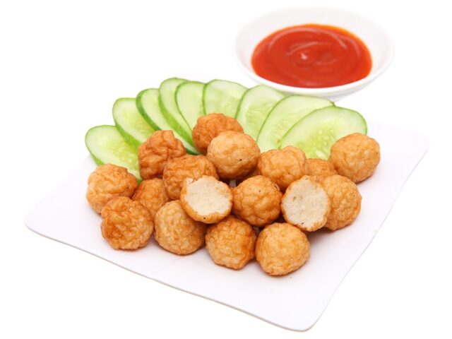 Đĩa cá viên chiên và các loại xiên que tươi ngon, nguyên liệu chuẩn bị cho bữa tiệc