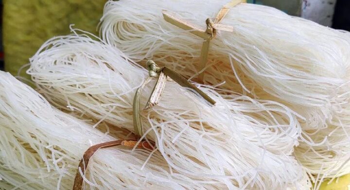 Mì gạo khô sợi dai dùng làm nguyên liệu chính cho món mì gạo với trứng thơm ngon.