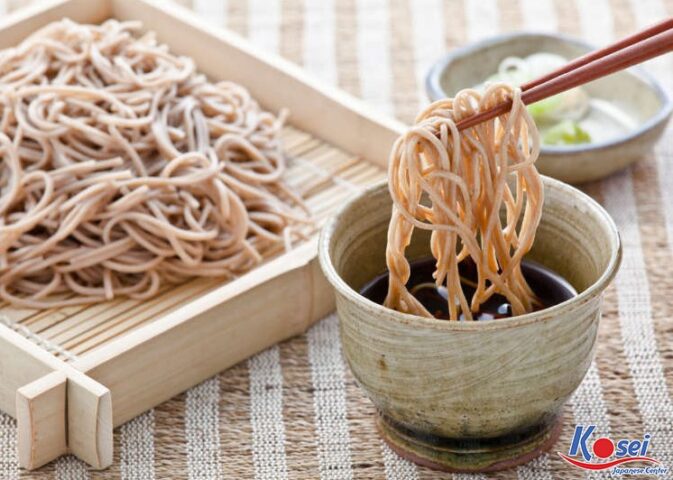 Bát mì Soba Nhật Bản hấp dẫn với sợi mì kiều mạch và các nguyên liệu trang trí, minh họa văn hóa ẩm thực Nhật.