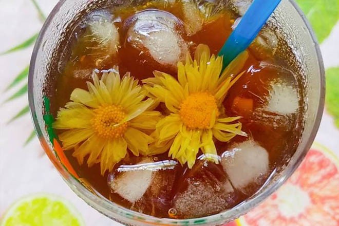 Nước sâm bông cúc với ngò rí, la hán quả, râu ngô và mã đề giải khát ngày hè