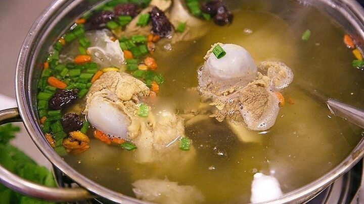 Vì sao phải dùng xương để ninh nước dùng phở bò