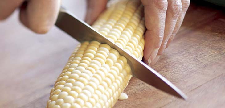 Sơ chế các loại rau củ như cà rốt, củ sắn, bắp đã cắt khúc