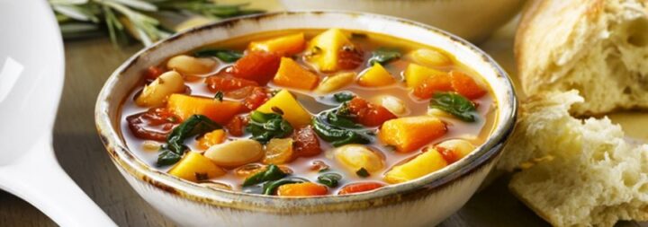 Các loại rau củ tươi ngon như cà rốt, súp lơ, cải xoăn dùng để chế biến súp rau củ chay đa dạng.
