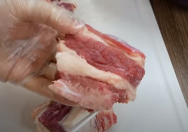 Thịt bò nạm tươi ngon được cắt thành khối vuông chuẩn bị cho món bò kho