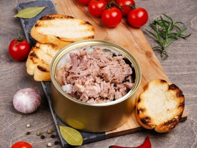 Thịt hộp nước dừa là món ăn thơm ngon, dễ làm, kết hợp vị béo của dừa và vị đậm đà của thịt hộp