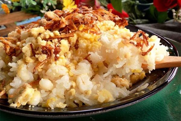 Đĩa xôi bắp ngon dẻo thơm với hành phi và đậu xanh