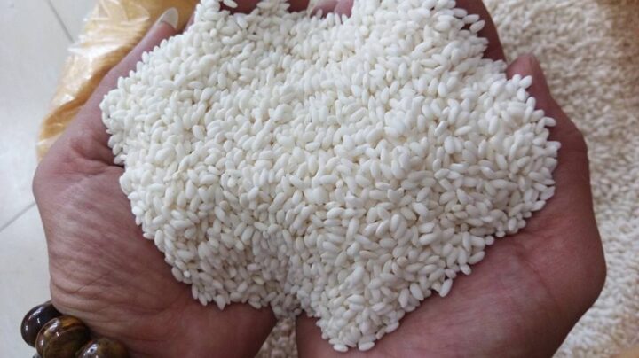 Chõ xôi nếp cái hoa vàng đang đồ trên bếp, tỏa hương thơm lừng