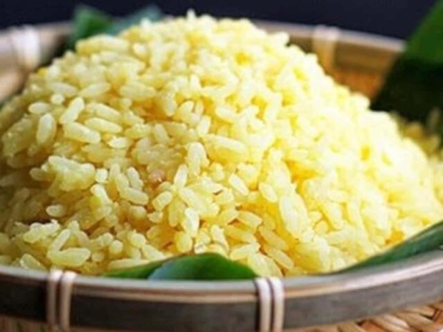 Xôi đậu xanh vò mịn kết hợp với chè tạo nên món ăn truyền thống hấp dẫn