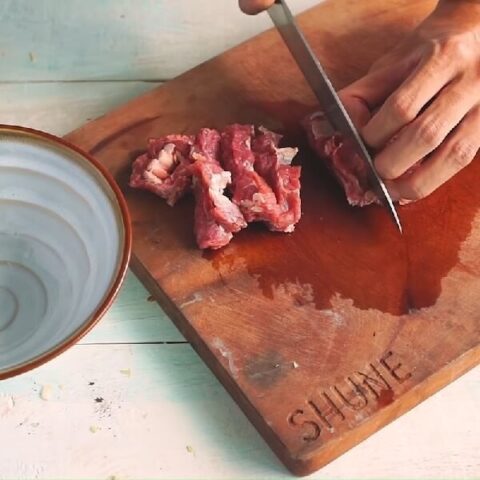 Thịt bò và cà chua đã sơ chế sạch sẽ để chuẩn bị nấu canh thịt bò cà chua thơm
