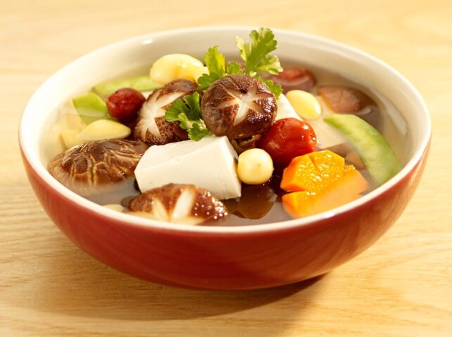Canh củ sen táo đỏ thanh mát, bồi bổ cơ thể