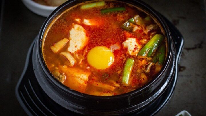 Tô canh đậu phụ Hàn Quốc truyền thống với màu đỏ cam hấp dẫn, chuẩn vị ẩm thực xứ sở kim chi