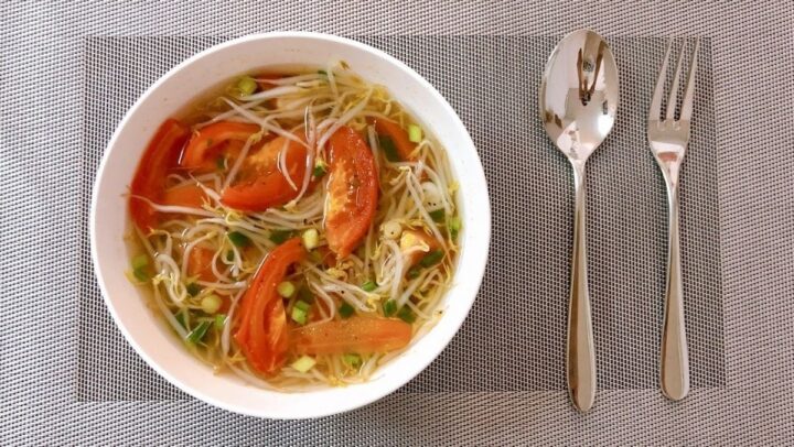 Canh giá đỗ cà chua