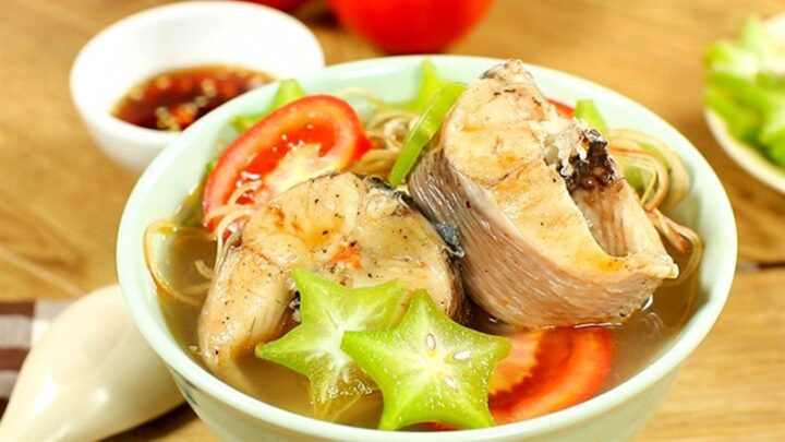 Món canh cá khế chua hấp dẫn trên bàn ăn