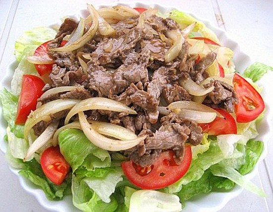 Đĩa thịt bò xào cà chua cần tây thơm ngon, món ăn dinh dưỡng cho bữa cơm gia đình.