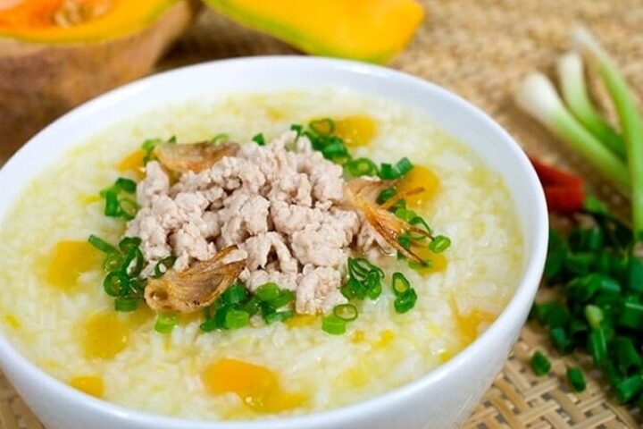 Cháo thịt bằm cà rốt cho bé thơm ngon, bổ dưỡng trong bát sứ