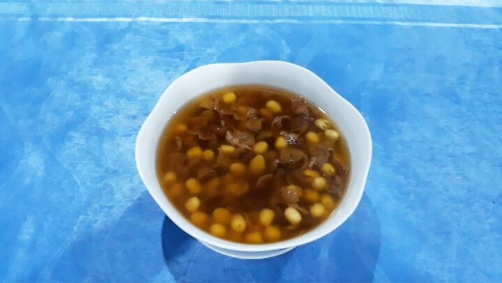 Món chè bạch quả hạt sen nhãn nhục với màu sắc hấp dẫn.