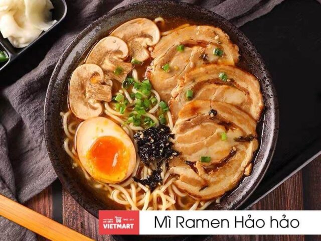 Mì Ramen Hảo Hảo chua cay với trứng lòng đào và thịt xá xíu, một cách nấu mì Hảo Hảo ngon kiểu Nhật