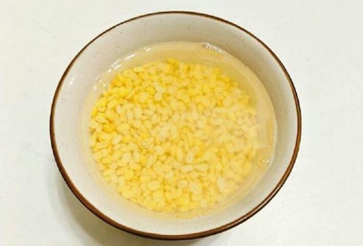 Đậu xanh đã ngâm nở, sẵn sàng cho công đoạn nấu chè đậu xanh đánh