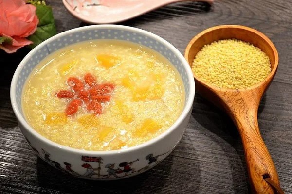 Chén chè hạt kê bí đỏ thơm ngon bổ dưỡng, minh họa cách nấu chè hạt kê chuẩn vị