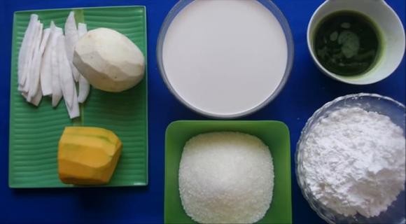 Một bát chè bí đỏ khoai môn với nước cốt dừa và cơm dừa rắc trên bề mặt, nhìn từ trên xuống, thể hiện sự hấp dẫn của món tráng miệng truyền thống