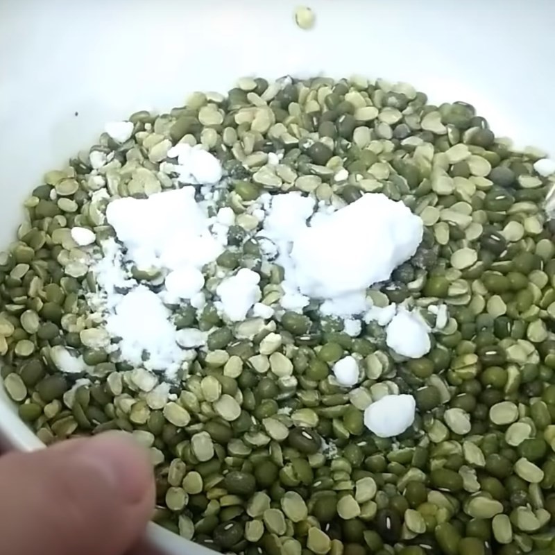 Chuẩn bị đậu và nếp để nấu xôi đậu xanh nguyên hạt