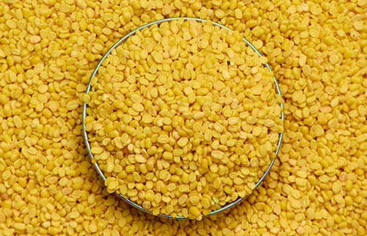 Nguyên liệu cơ bản cho cách nấu chè đỗ xanh truyền thống, bao gồm đậu xanh, đường, bột sắn và nước cốt dừa.