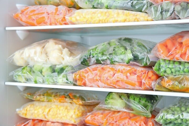 Rau củ được cắt nhỏ và đông lạnh trong khay đá, minh họa phương pháp bảo quản để nấu ăn tiết kiệm và giảm lãng phí.