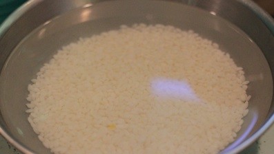 Hạt đậu phộng tươi đang được ngâm chuẩn bị cho món chè nếp đậu phộng