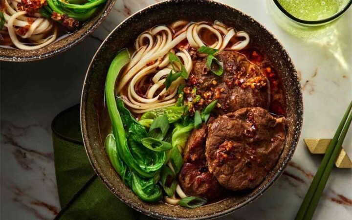 Mì bò Đài Loan với nước dùng đậm đà và thịt bò mềm
