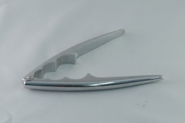 Kẹp cua inox tiện lợi hỗ trợ tách thịt cua nhanh chóng khi nấu bánh canh cua miền Nam