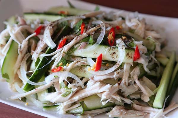 Đĩa gỏi gà xé phay hấp dẫn, dễ làm theo hướng dẫn nấu các món ăn đơn giản