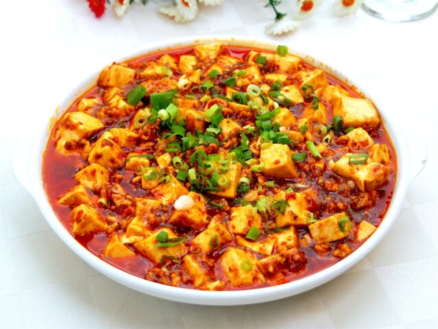 Đậu hũ Mapo Tứ Xuyên với nước sốt đỏ rực, gợi nhớ nguồn gốc của món ăn nổi tiếng này