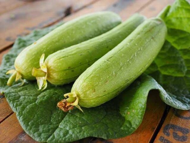 Sơ chế nguyên liệu làm món lòng gà xào mướp