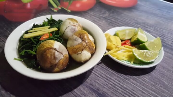 Cách nấu lẩu trứng vịt lộn ngải cứu ngon chuẩn vị bồi bổ sức khỏe