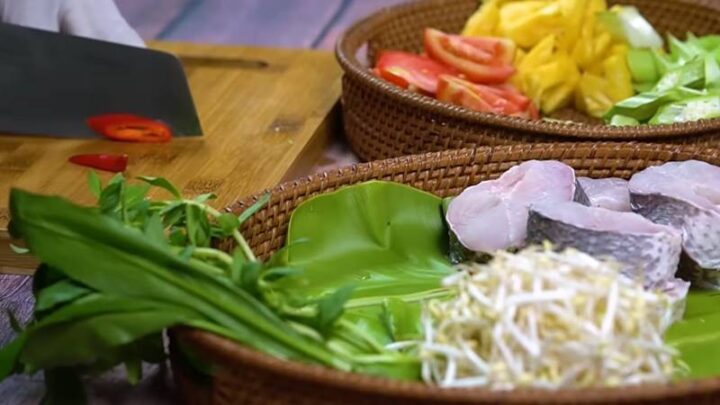 Sơ chế các loại nguyên liệu tươi ngon để chuẩn bị nấu canh chua miền Trung
