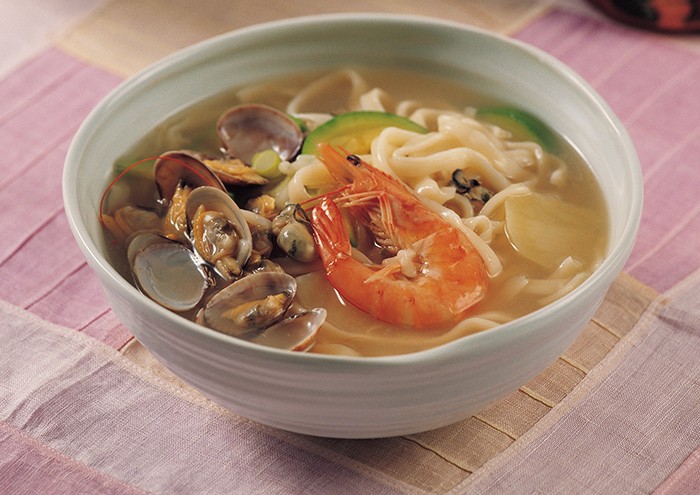 Tô mì hải sản Haemul Kalguksu hấp dẫn với sợi mì dai ngon và nước dùng thanh mát, minh họa cho cách nấu món Hàn Quốc tại nhà.