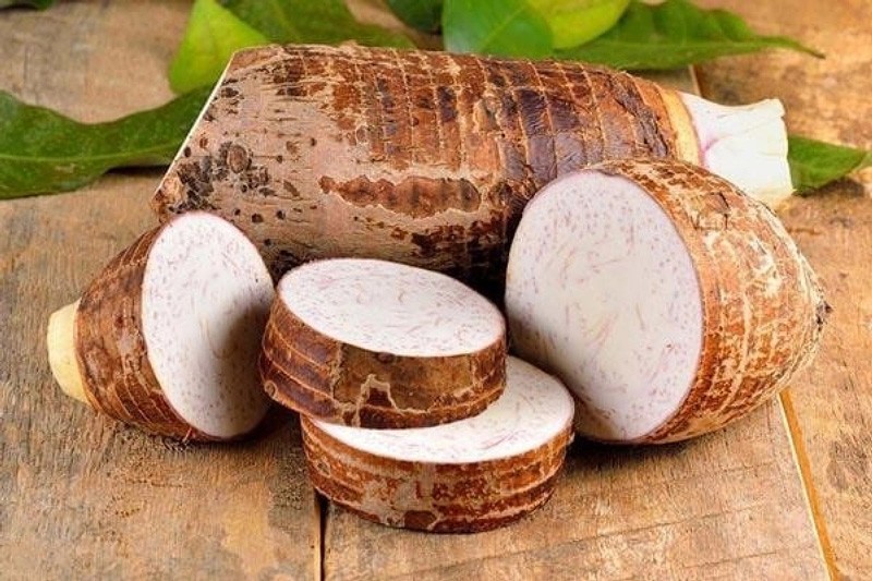 Khoai sọ tươi chưa gọt vỏ để chuẩn bị nấu canh khoai sọ không bị ngứa