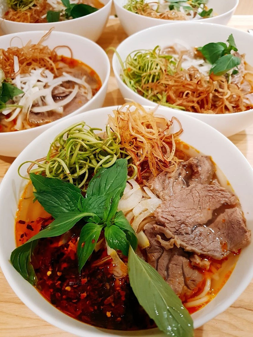 Món bún bò Huế thơm ngon chuẩn vị với nguyên liệu tươi chuẩn bị theo cách nấu bún bò Huế gia truyền
