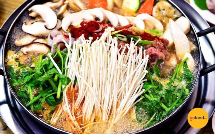 Nồi lẩu bò nấm thơm ngon, chuẩn vị nhà hàng, là gợi ý tuyệt vời cho cách nấu lẩu ngon tại nhà.